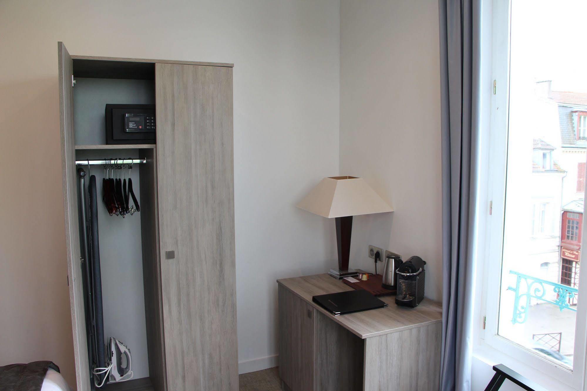 Hotel L'Esturgeon Poissy Eksteriør bilde