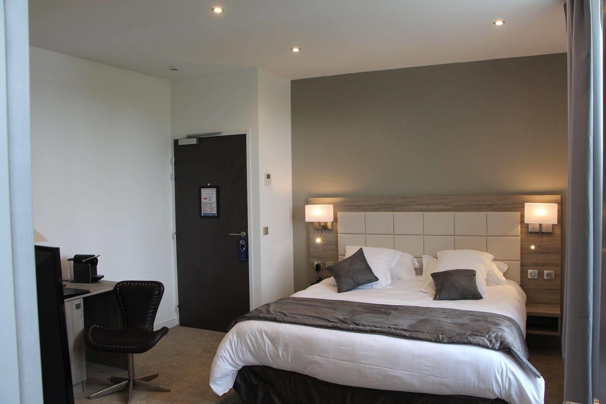Hotel L'Esturgeon Poissy Eksteriør bilde